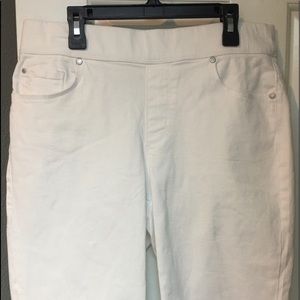 Gloria Vanderbilt brand; white shorts, size 6.